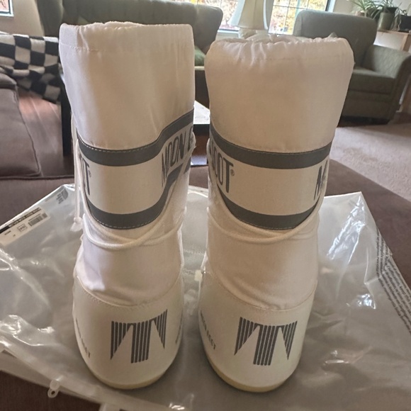 White Icon Moon Boots - Picture 6 of 10